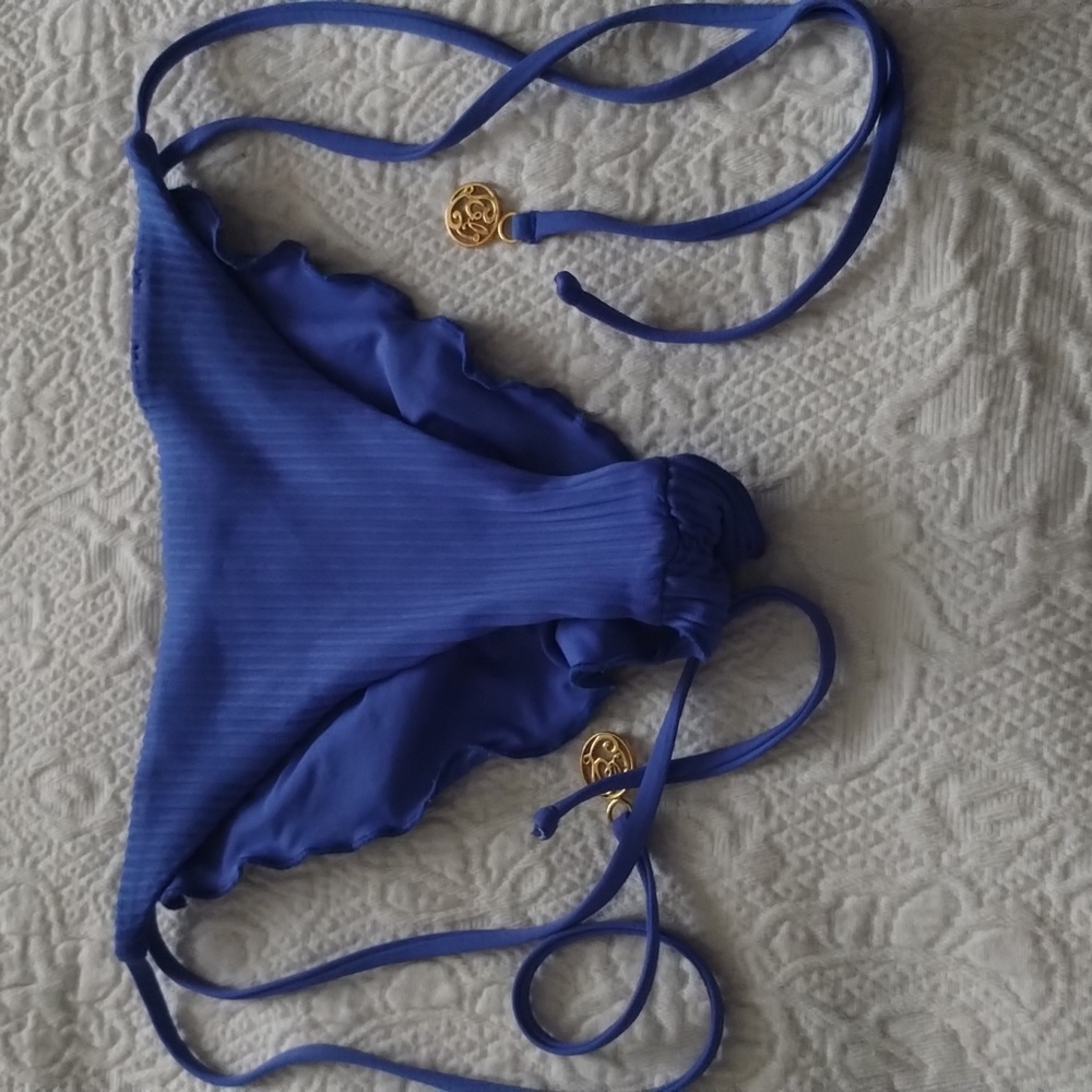 Pura Curiosidad Luli Fama wavey ruched tie side bottom